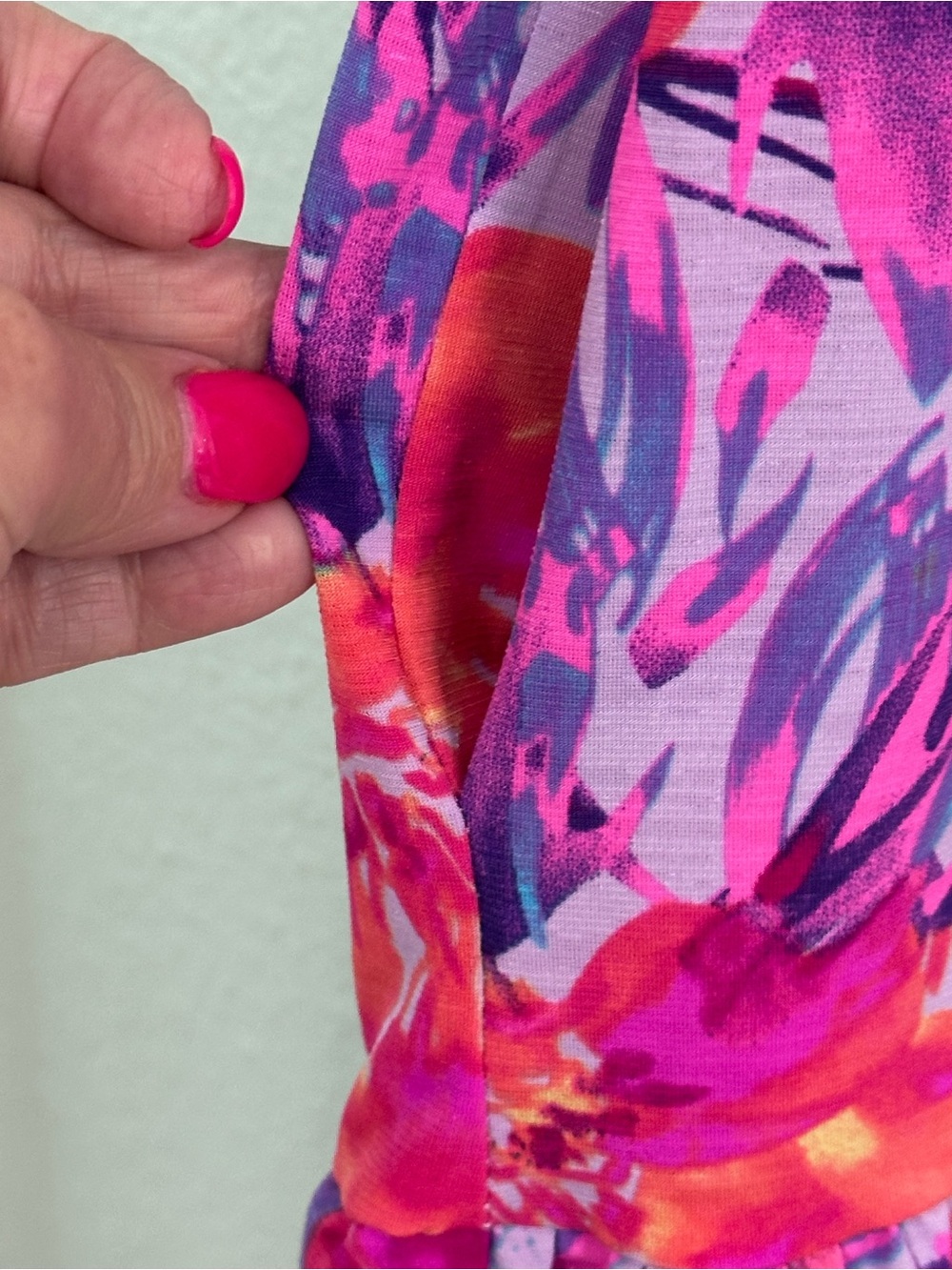Dear Scarlett Vibrant Floral V-Neck Dress Medium - Picture 4 of 6